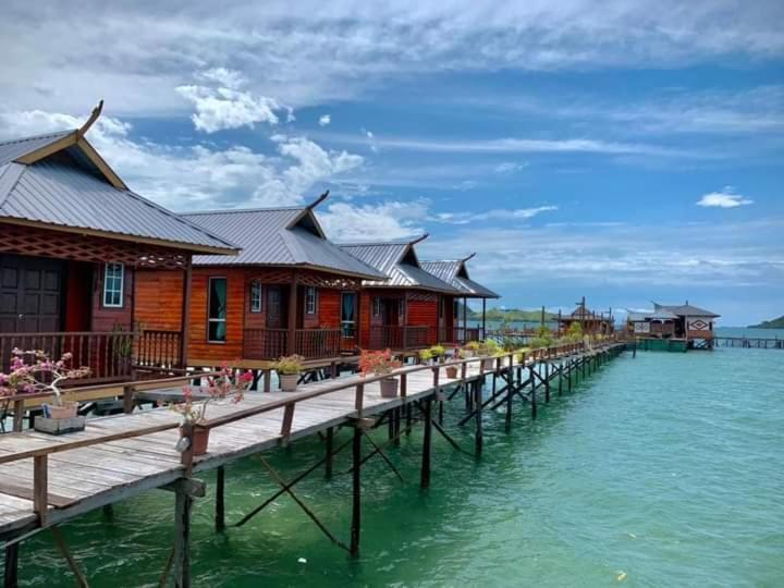 Parapat Water Village Resort Semporna Exteriör bild